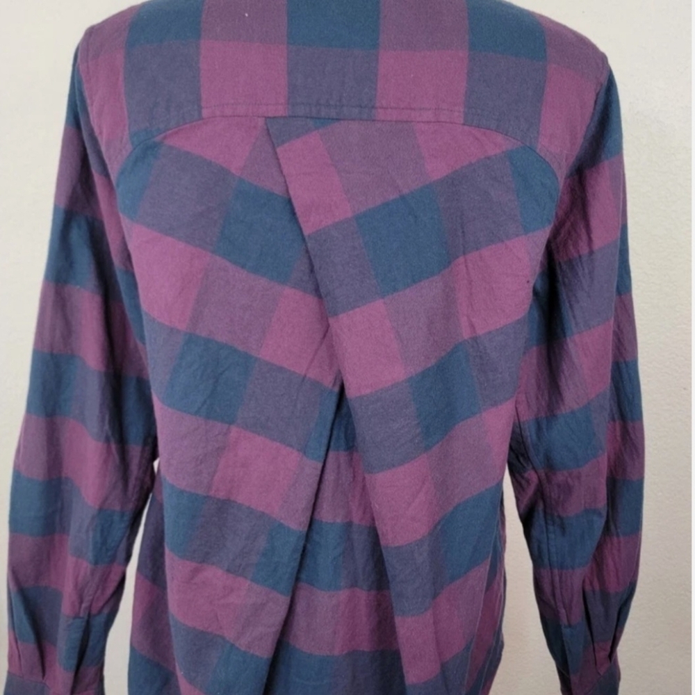 Lululemon Shirt Sz 4. Purple and Blue Striped Button-Up Shirt